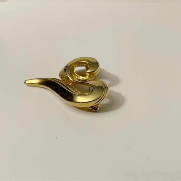 Golf Tone Swirl Ribbon Pin Brooch - Picture 4 of 15